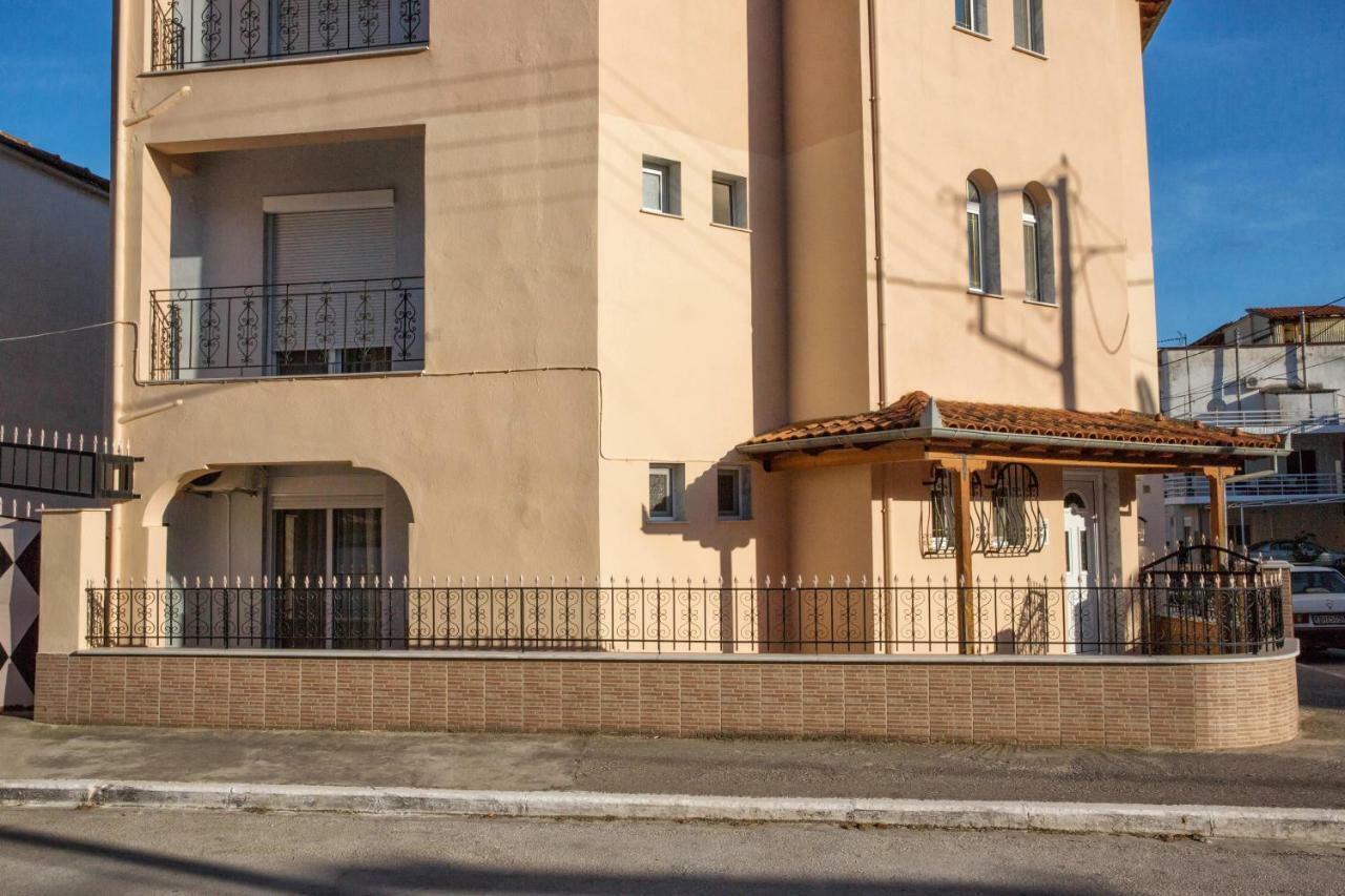 Holiday House Ioanna Néa Péramos Екстериор снимка
